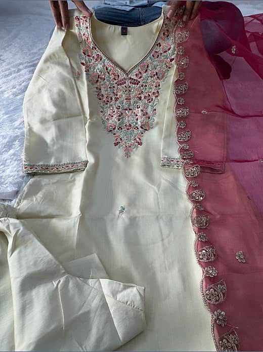 Women's Cream / Off-White Floral Embroidered V-Neck Kurta with Trousers & Contrast Maroon Dupatta Set