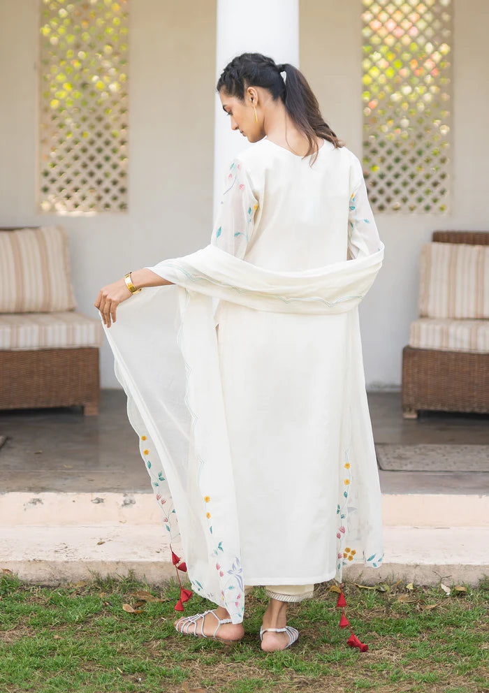 Women’s Off-White Floral Appliqué Kurta Set