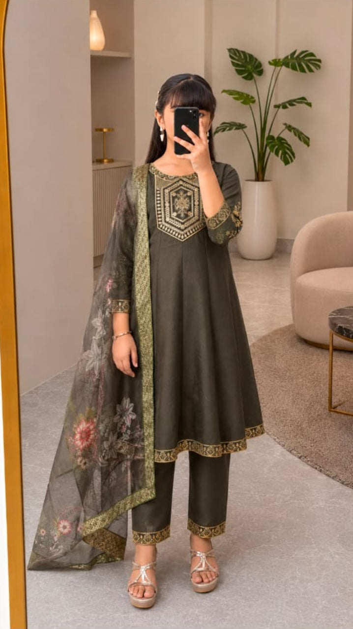 Girls Embroidered Kurta with Straight Pants & Organza Floral Dupatta Set