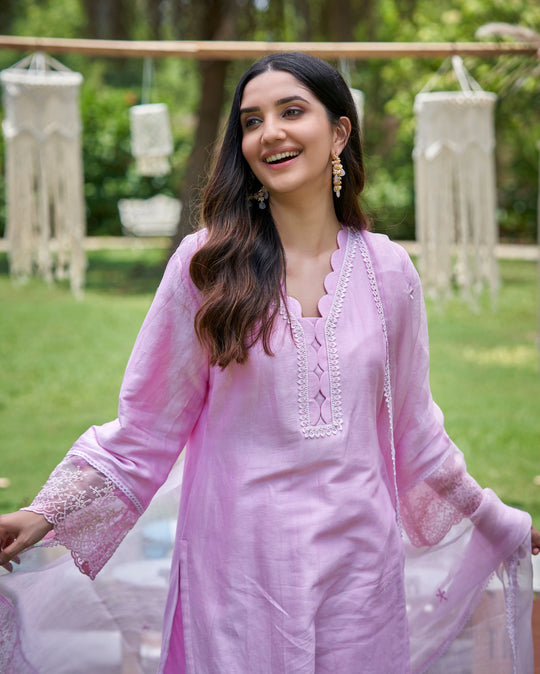 Women’s Lilac Pink Silk Blend Kurta Set with Schiffli Lace Detailing & Organza Dupatta
