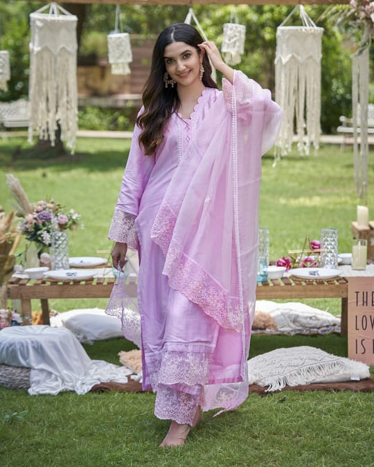 Women’s Lilac Pink Silk Blend Kurta Set with Schiffli Lace Detailing & Organza Dupatta