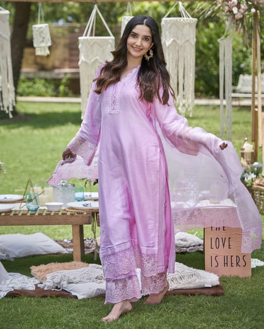Women’s Lilac Pink Silk Blend Kurta Set with Schiffli Lace Detailing & Organza Dupatta