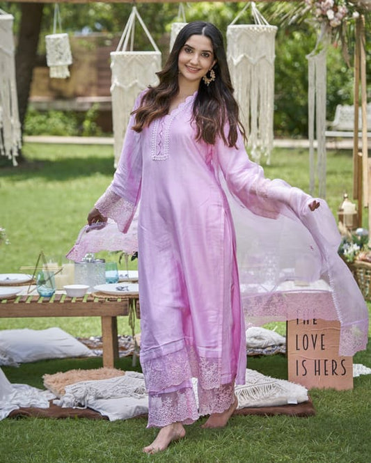 Women’s Lilac Pink Silk Blend Kurta Set with Schiffli Lace Detailing & Organza Dupatta