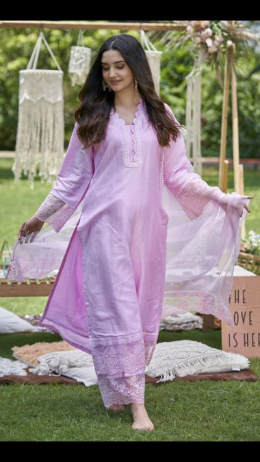 Women’s Lilac Pink Silk Blend Kurta Set with Schiffli Lace Detailing & Organza Dupatta