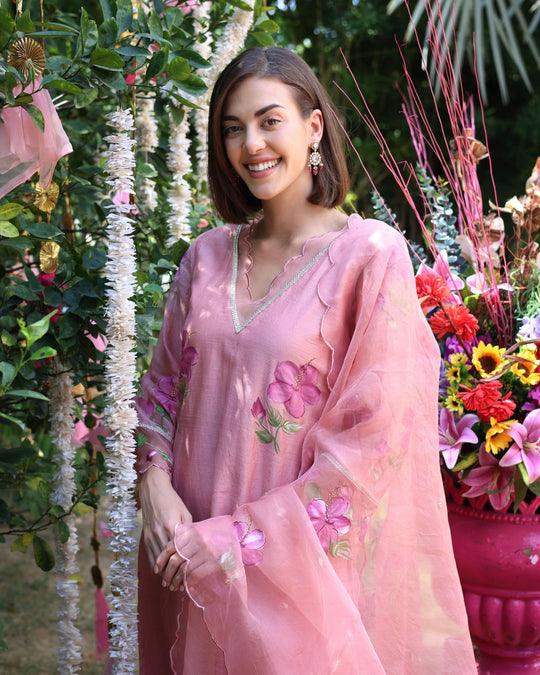 Women’s Dusty Pink Hand-Painted Floral Organza Kurta Set with Scalloped Dupatta