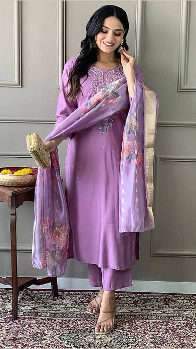 Women's Lavender Embroidered Chanderi Silk Kurta Set with Floral Dupatta & Trousers
