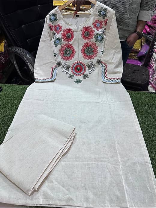Women's Off-White Floral Threadwork Embroidered Kurta with Trousers Set – Elegant Ethnic Suit Set