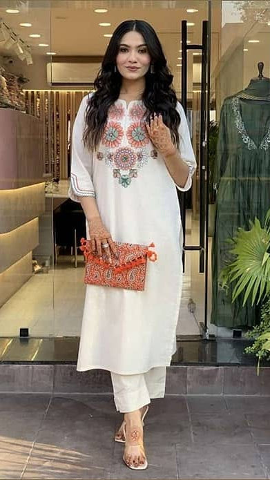 Women's Off-White Floral Threadwork Embroidered Kurta with Trousers Set – Elegant Ethnic Suit Set