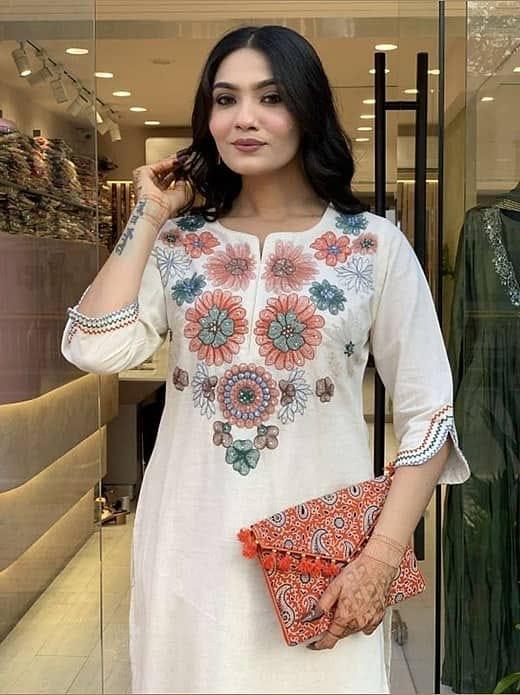 Women's Off-White Floral Threadwork Embroidered Kurta with Trousers Set – Elegant Ethnic Suit Set